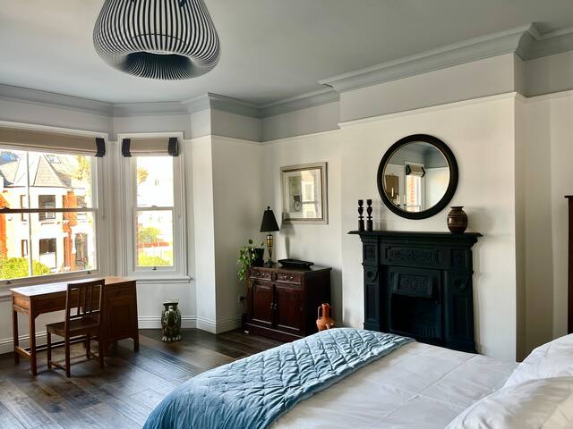 Lovely, spacious 5BR London townhouse with parking gallery image 5