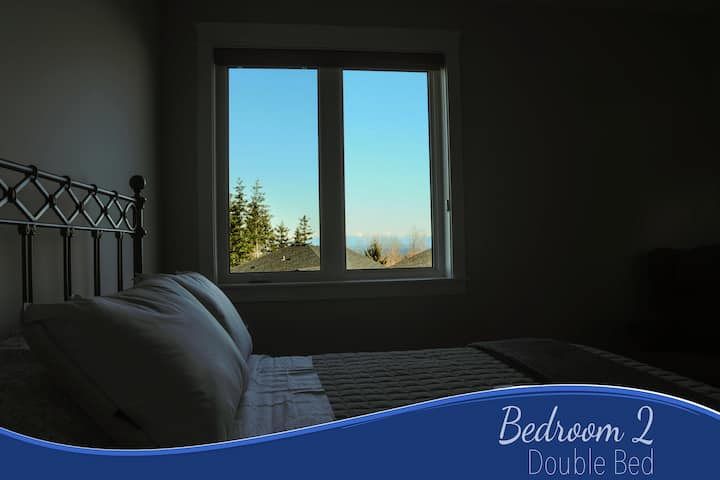 A large window offers access to a magnificent backdrop of ocean, mountains and the perfect direction for spectacular sunrises!