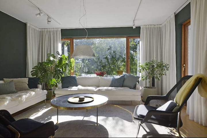 Centralt Belägen Rymlig Villa - Stockholm