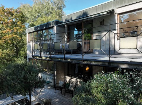 Centrally located spacious villa