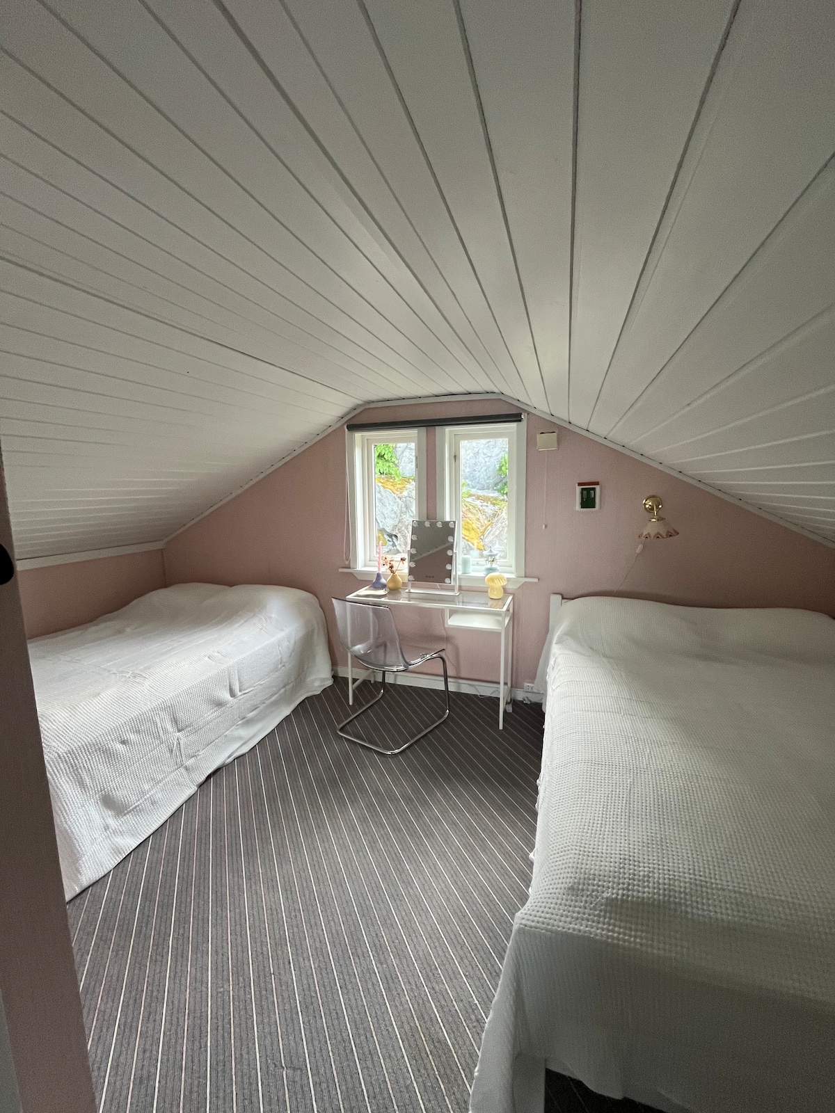 Spavaća soba s dva bračna kreveta na 2. katu. 