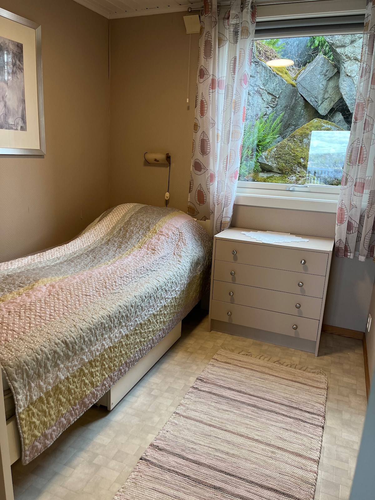 Spavaća soba, jednostruki krevet na 1. katu. Mogućnost postavljanja dodatnog madraca. 