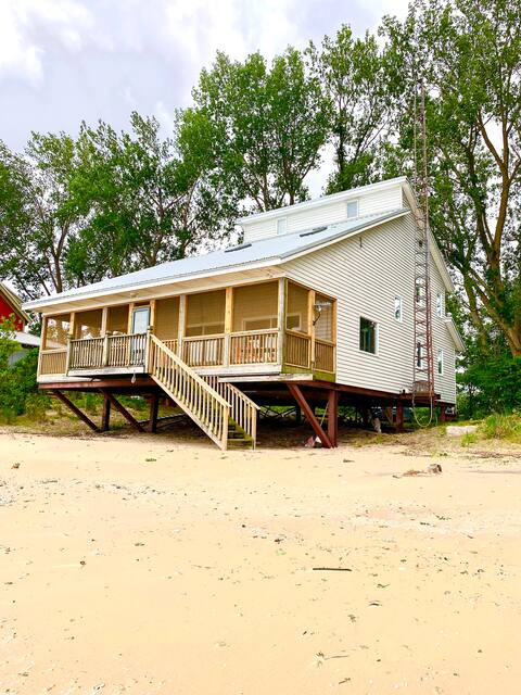 Eagle's Landing - Beachfront Cottage Pelee Island
