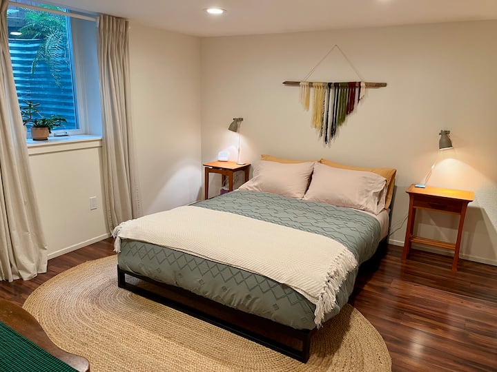 Dormitorio independiente con una cómoda cama tamaño queen (además de un armario completo con unidad combinada de lavadora y secadora)