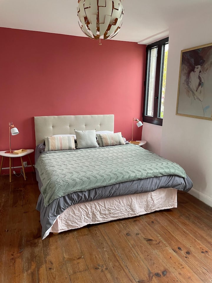 أكبر غرفة نوم مع نافذتين ومدفأة قديمة من عام 1901 غير مستخدمة 
حمام داخلي مع دش ومرحاض إيطاليين. حوض مزدوج، سرير 160 × 200