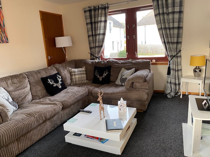 ספה גדולה ונוחה עם 4 מושבים כדי שתוכלו להירגע ולטרקלין .
כל מה שאתה צריך זה את הפיג'מות שלך 