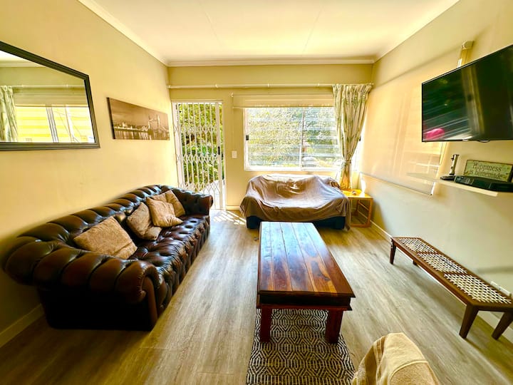 Sunny 1 Bed Garden Cottage With Solar Backup Power - Johannesburg