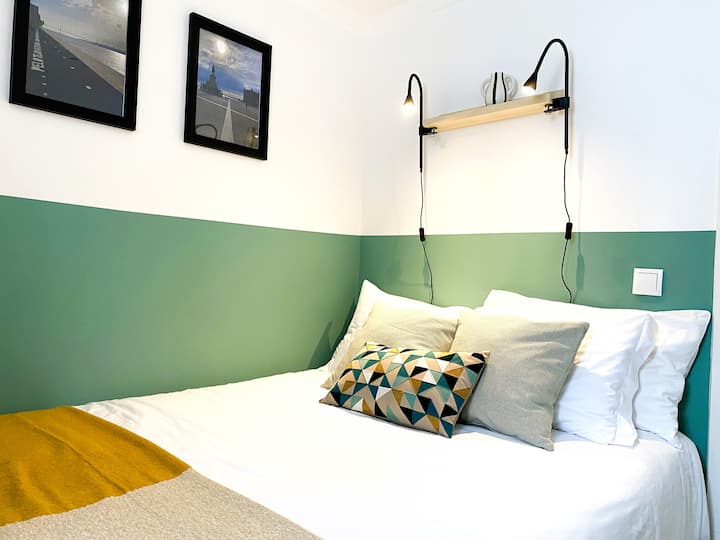 מיטה זוגית נוחה (140x200 ס"מ) בחדר שינה נפרד, כריות רכות (שתיים לכל אורח), כרבולית, מצעי כותנה ושמיכה נוספת. מושלם למנוחה טובה אחרי טיפוס בגבעות ליסבון