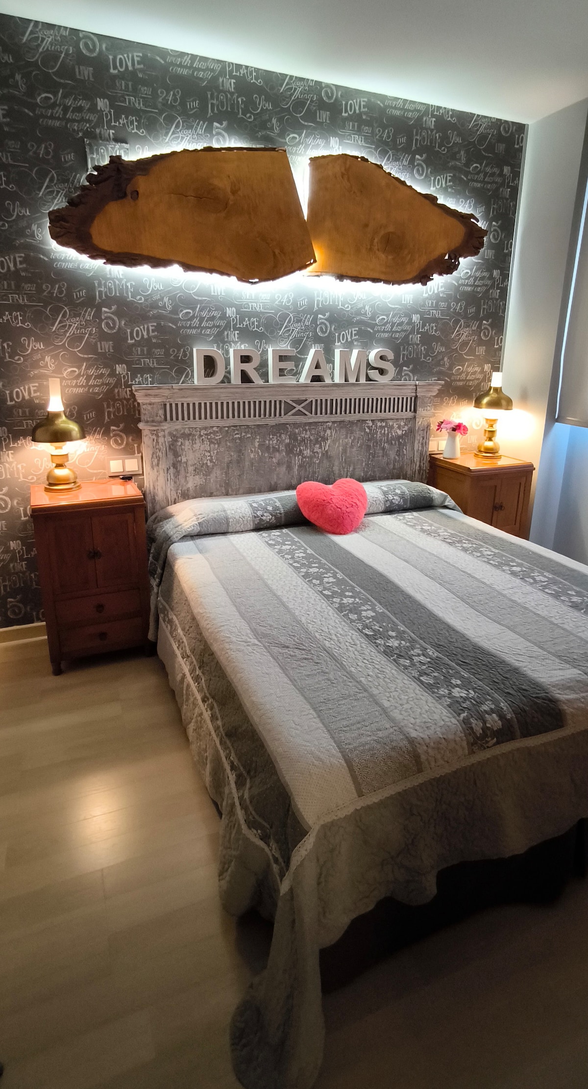 Hlavná izba s vlastnou kúpeľňou má dve kĺbové elektrické postele s rozlohou 80 cm.
Lampa, ktorá je na posteli, je naším výtvorom a vytvára veľmi uvoľnenú atmosféru. 