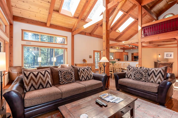 Lost 7 - Spacious Home, Hot Tub, Gas Fireplace, - 선리버