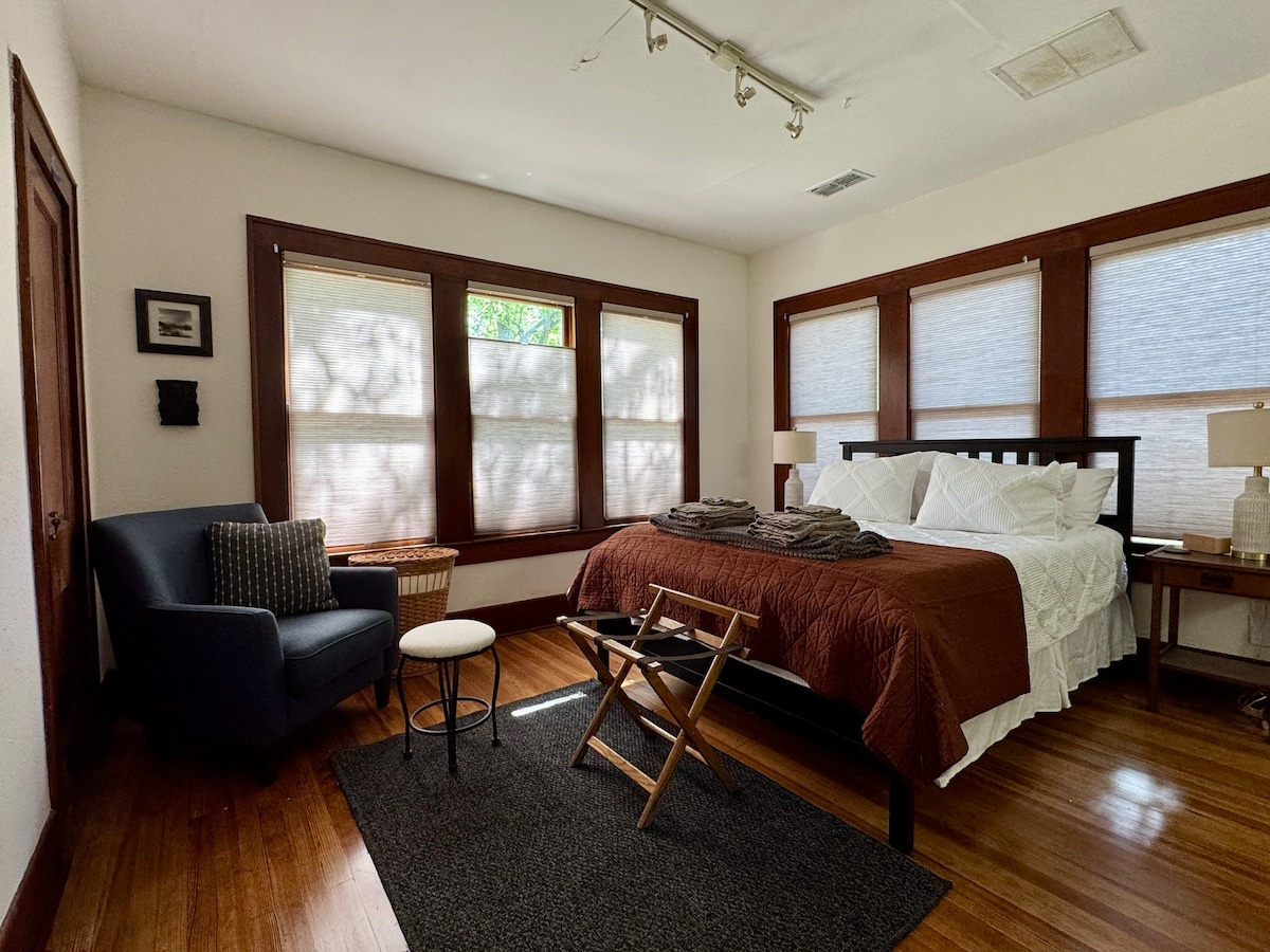 1911 Historic Hyde Park Cottage
