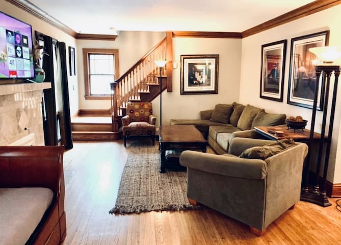 * >A Vintage Gem on Washburn Avenue w/Hot Tub*<