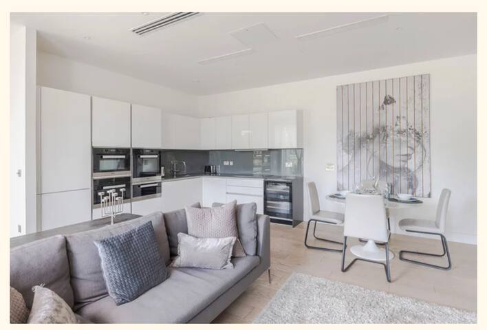 Elegant Riverside Haven — Private Entrance ,Gym gallery image 2