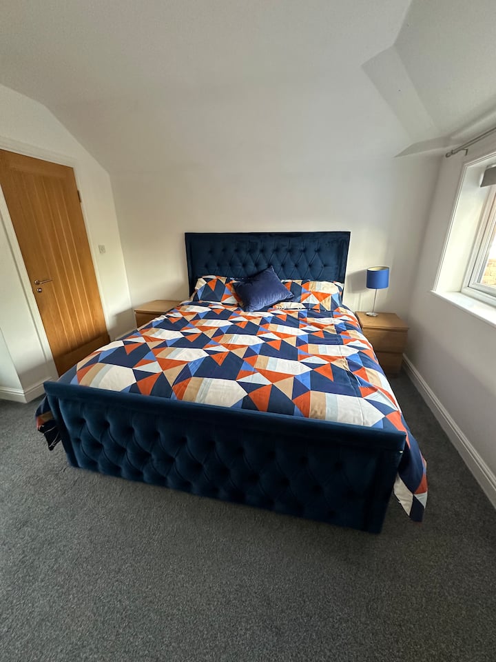 Სუპერ დიდი ზომის საწოლი საათების გასაცილებლად 