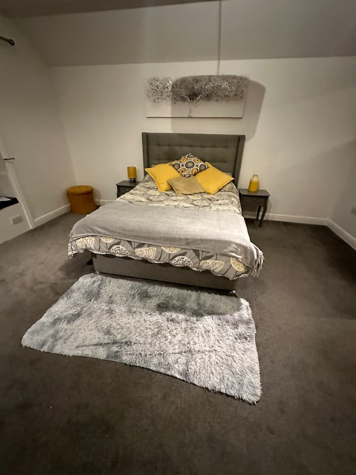 Დიდი მთავარი საძინებელი დიდი დასაკიდი სივრცით და სააბაზანო ჯაკუზით 