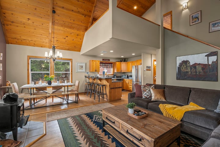 Pet-friendly Cabin | Hot Tub, King Suite, Rec Center Access | Near Trails & Lake - トラッキー, CA
