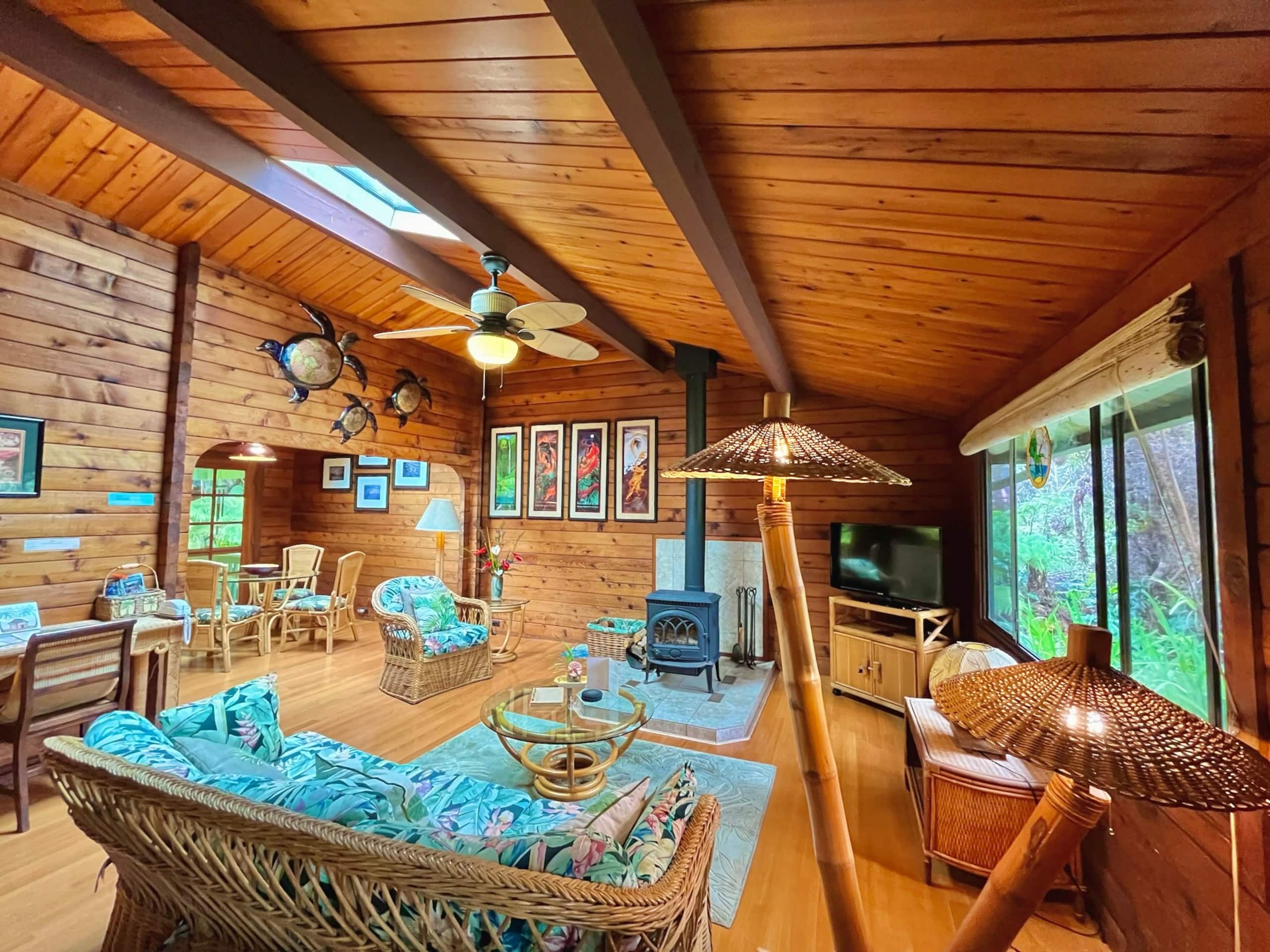 Cabin in Volcano · ★4.84 · 2 bedrooms · 3 beds · 1 bath - Image 2