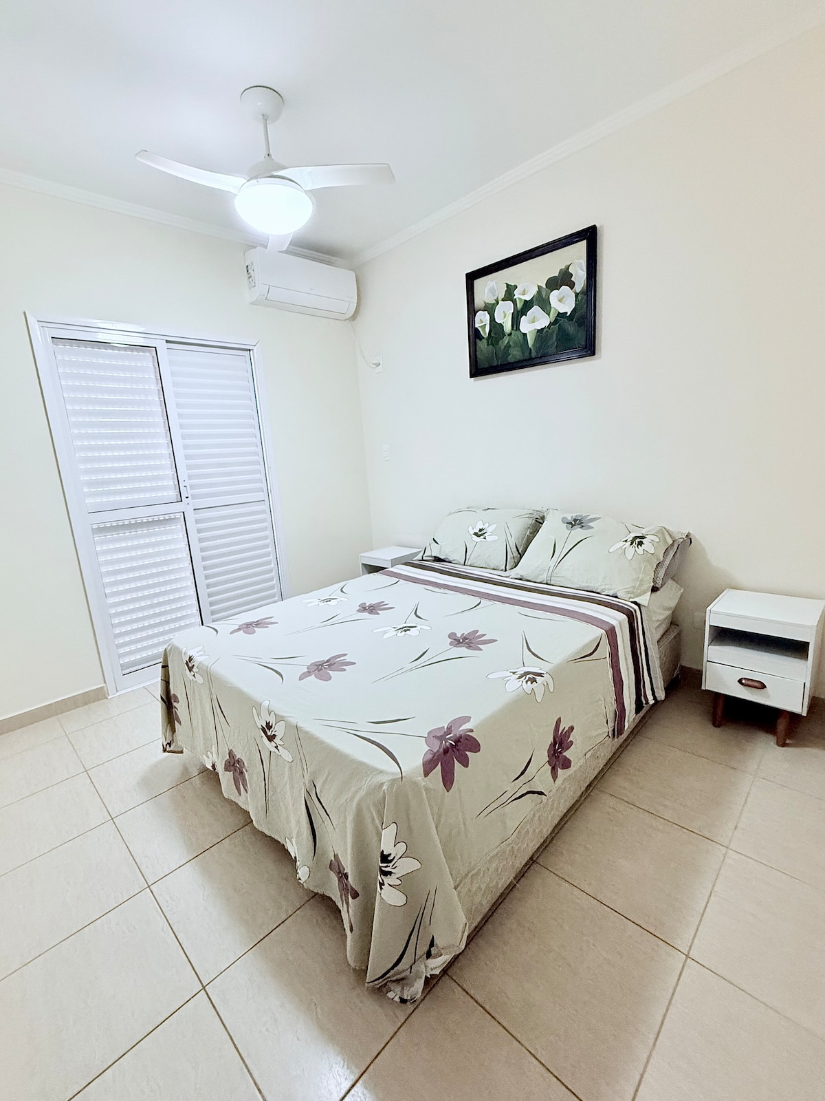 1‑ლი — საძინებელი აბაზანით — 
1 ორადგილიანი საწოლი და 1 ერთადგილიანი ლეიბი. 
Ოთახი კარადით, კონდიციონერით, ტელევიზორით, ვენტილატორით და აივნით.
 (საწოლის გვერდით მდებარე მატრასი)