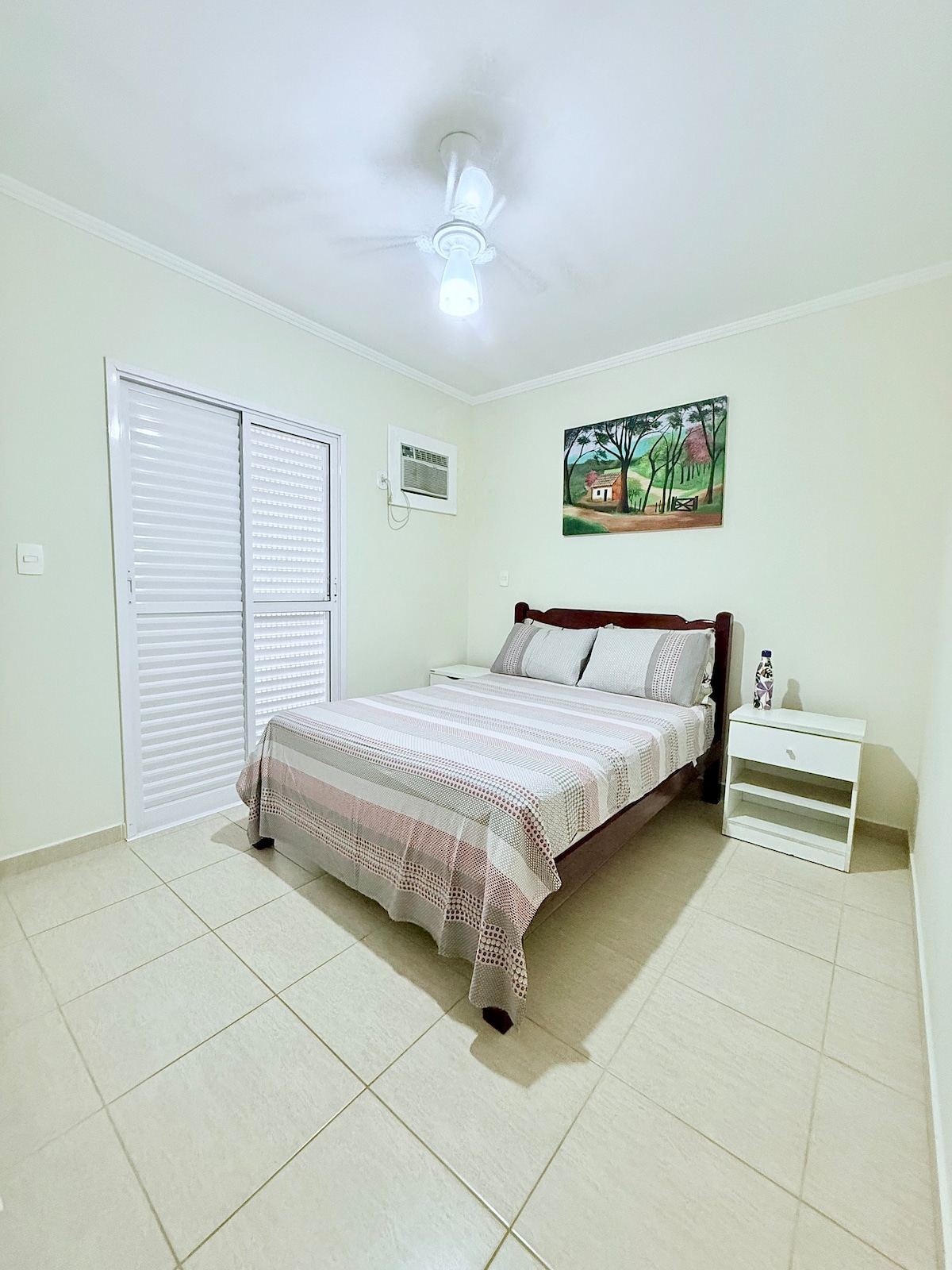 საძინებელი 2: სააბაზანო
1 ორადგილიანი საწოლი.
Ოთახი კონდიციონერით, ვენტილატორითა და აივნით.
(საწოლის გვერდით მდებარე მატრასი)
