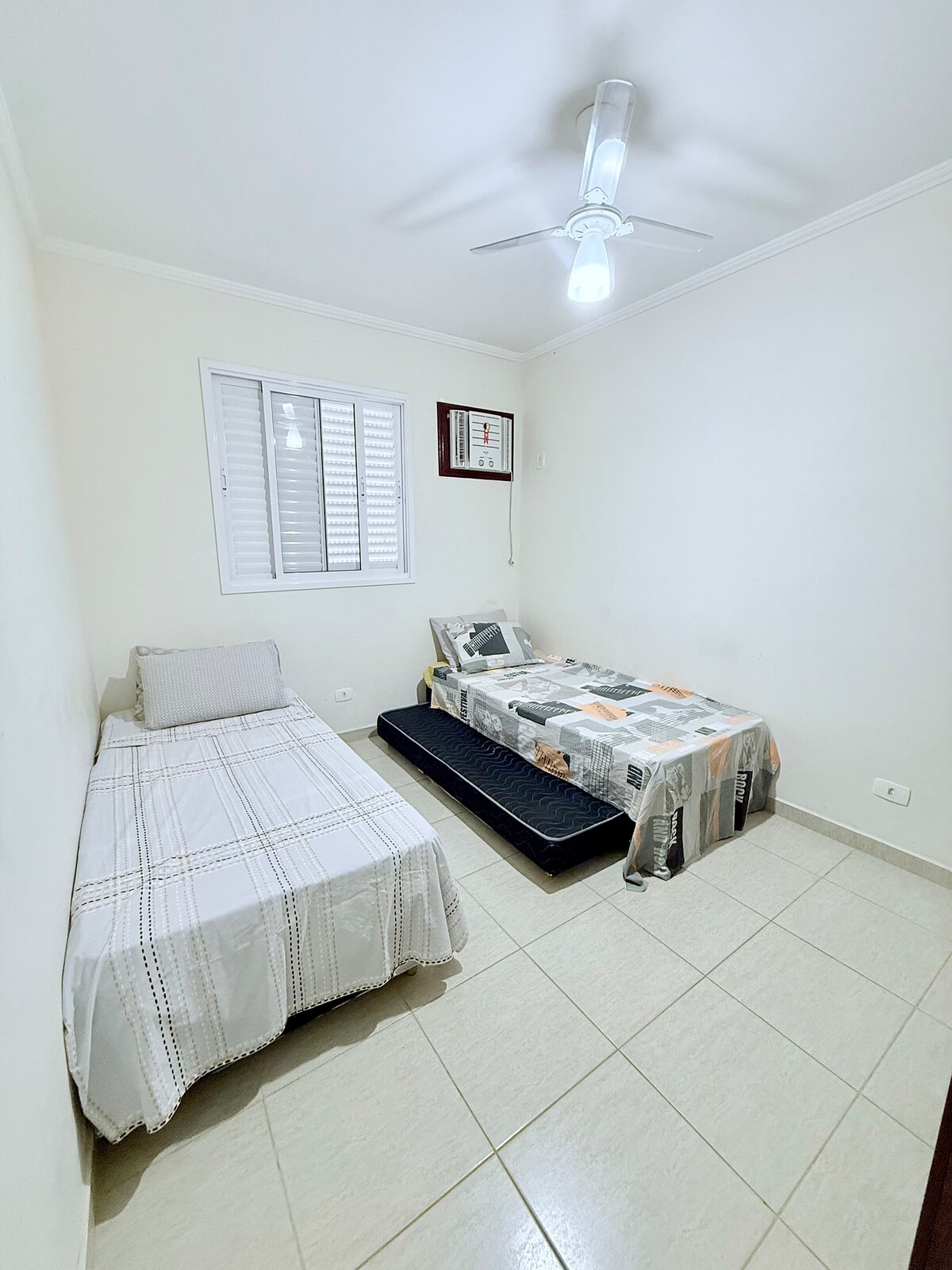 მე‑3 — საძინებელი 2 ერთადგილიანი საწოლით + 2 დამატებითი საწოლი ქვედა სართულზე 
(დამატებითი საწოლები გასაშლელია და ფოტოზე ჩანს).

Კონდიცირებული ოთახი და ვენტილატორი. 