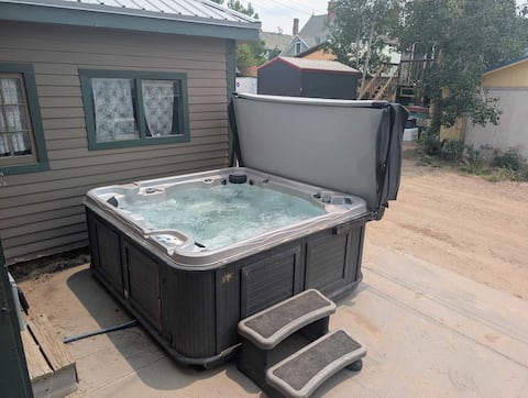 6BR Sleeps 14 | Hot Tub, Sauna, Walk to Main St