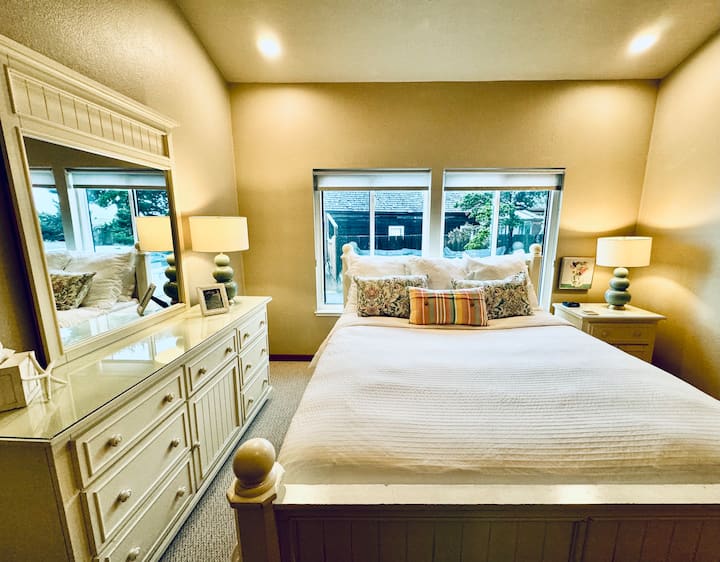 Chumba cha FURAHA. Kitanda cha California King Size kilicho na starehe ya kifahari na mito. Wengine wanasema usingizi bora zaidi ambao wamewahi kupata!!