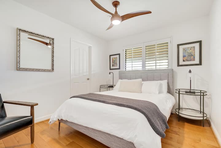 Chumba cha kulala cha 3: Kitanda cha malkia, mandhari ya kiwanda cha mvinyo na kabati la kuingia