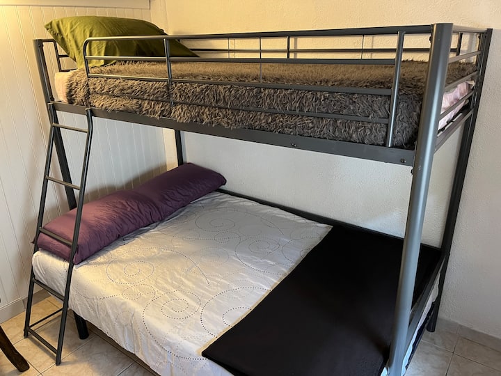 Literas con 2 camas pequeñas tamaño en la parte inferior y una cama individual en la parte superior 
Ropa de cama de calidad