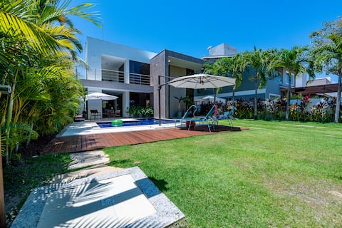 House 2 min walk to the beach; maid, AC, Wi-Fi