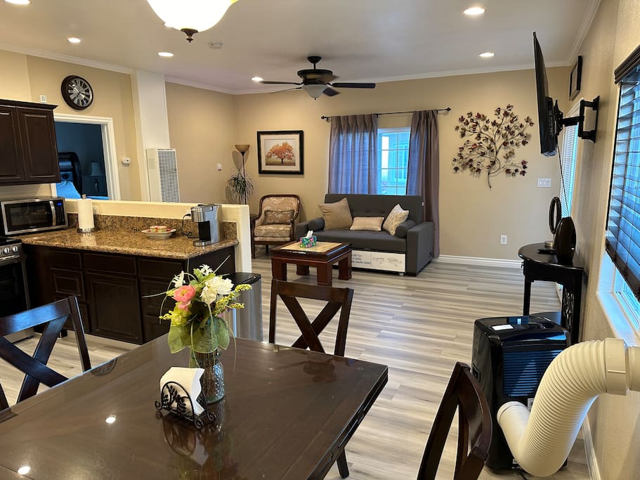 PRIVATE COZY GUEST HOUSE IN BEAUTIFUL NEIGHBORHOOD