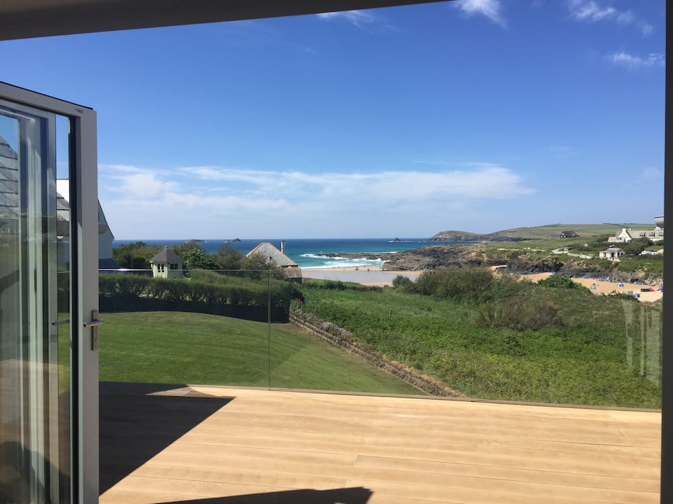 A modern surf house on the Cornish coast, Cornwall, England, United Kingdom, photo 1 of 10