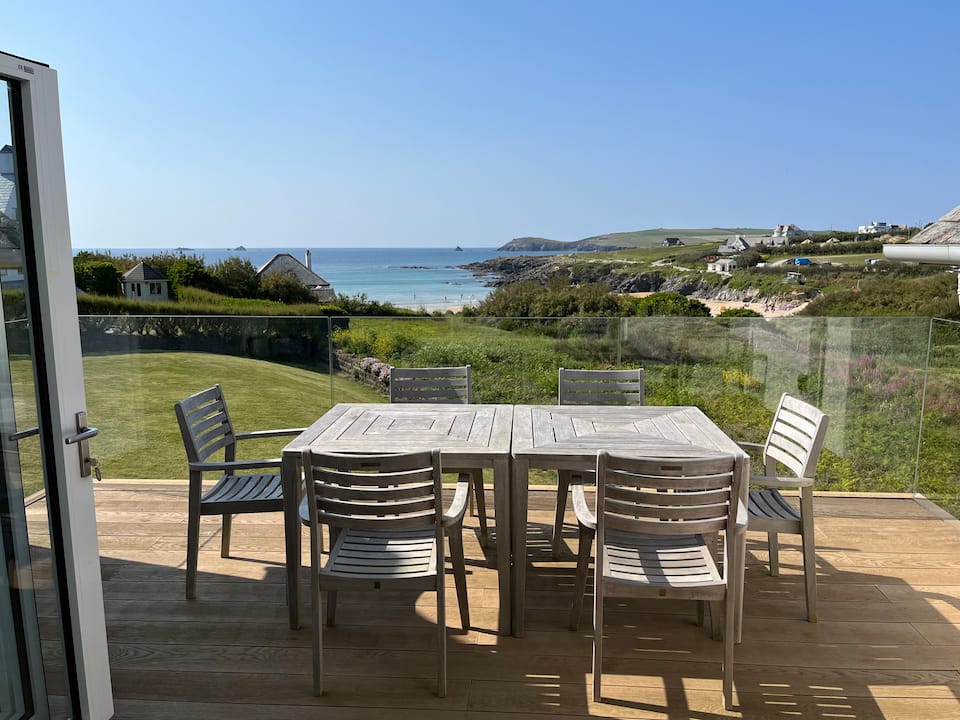A modern surf house on the Cornish coast, Cornwall, England, United Kingdom, photo 3 of 10