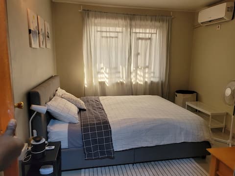 Vibrant City 1BR w/ Free Wi-Fi, AC & 24/7 Power