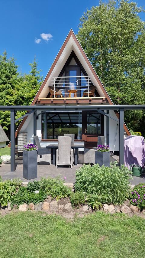 Vacation home on water property (1300 sqm) with fireplace