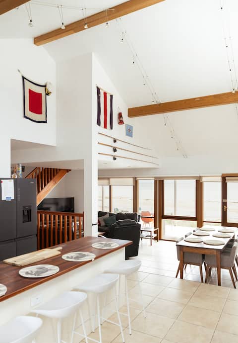 Harry's @ Hardwicke - Rare Absolute Beachfront!