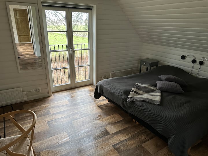 Спална соба со брачен кревет (широк 150-179