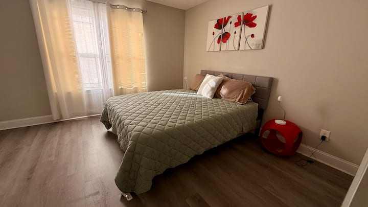 חדר נוח עם מיטת קווין סייז, שידה, שידות לילה ופינת עבודה ייעודית עם שולחן וכיסא. חדר ארונות מרווח מוסיף נוחות נוספת לשהיות ממושכות.