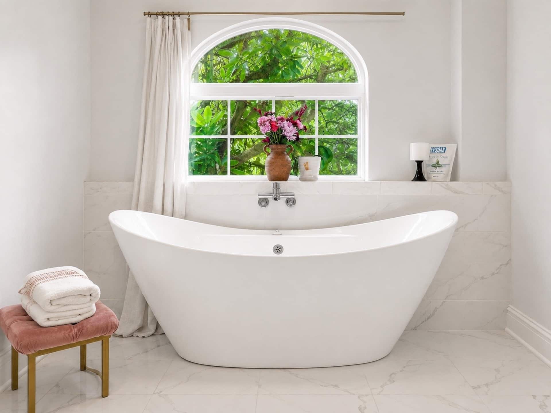 LuxeSuite: Quiet Garden Retreat w/Luxury Tub