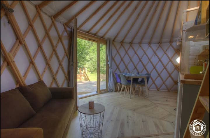 Yourte Tout Confort
Séjour Insolite Et Cocooning. - Bellegarde-sur-Valserine