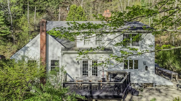 Cape Cod Home in Woodstock, Pet-Friendly & Wooded