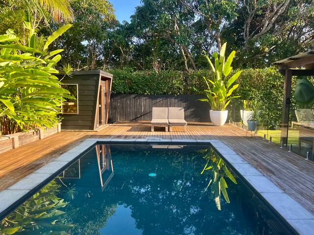 Tropical Eclectic Home | 4brm + Pool + Sauna gallery image 2