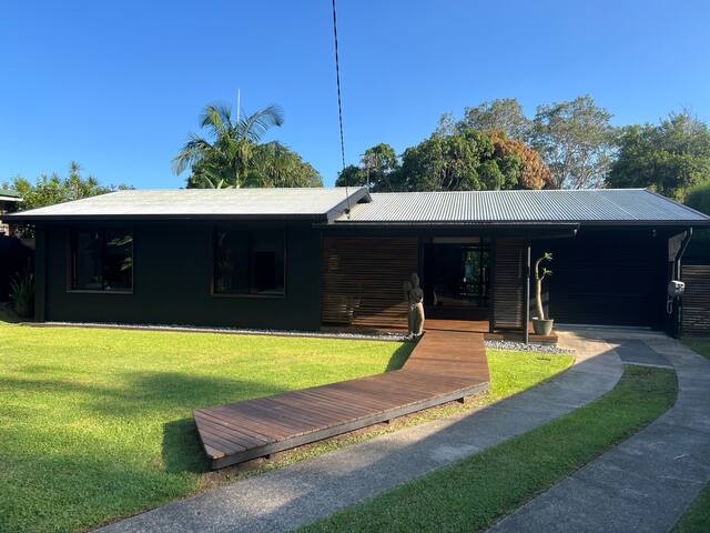 Tropical Eclectic Home | 4brm + Pool + Sauna gallery image 5