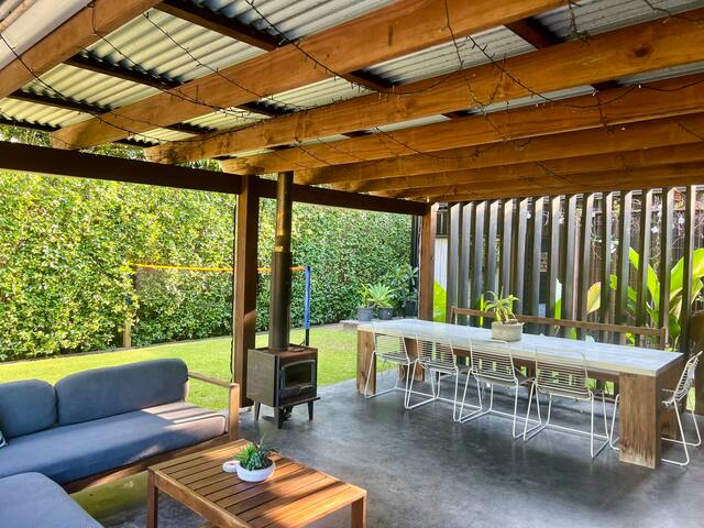 Tropical Eclectic Home | 4brm + Pool + Sauna gallery image 4