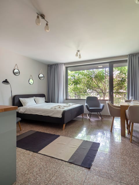 Top performing Airbnb: Modern Apartment4 with Parking nxt to BulgariaMall in Манастирски Ливади