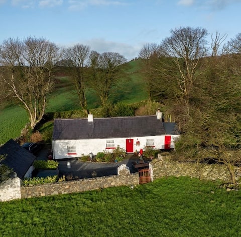 Top Airbnb: Secluded Irish Cottage & Hot Tub (Tosses Cottage) in Newry, Mourne And Down District Council