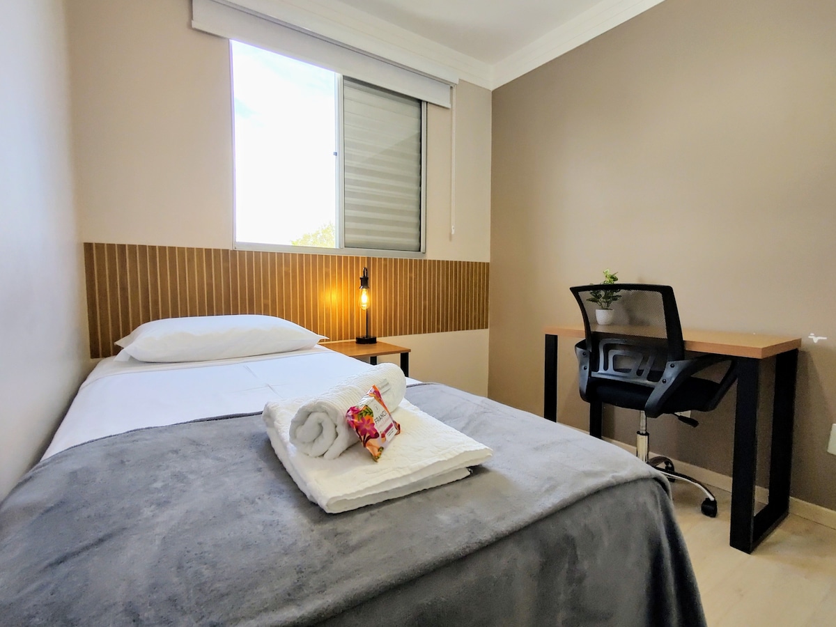 غرفة نوم مع سريرين صغيرين ومكتب وكرسي. للعمل أو الدراسة! مكتبك المنزلي