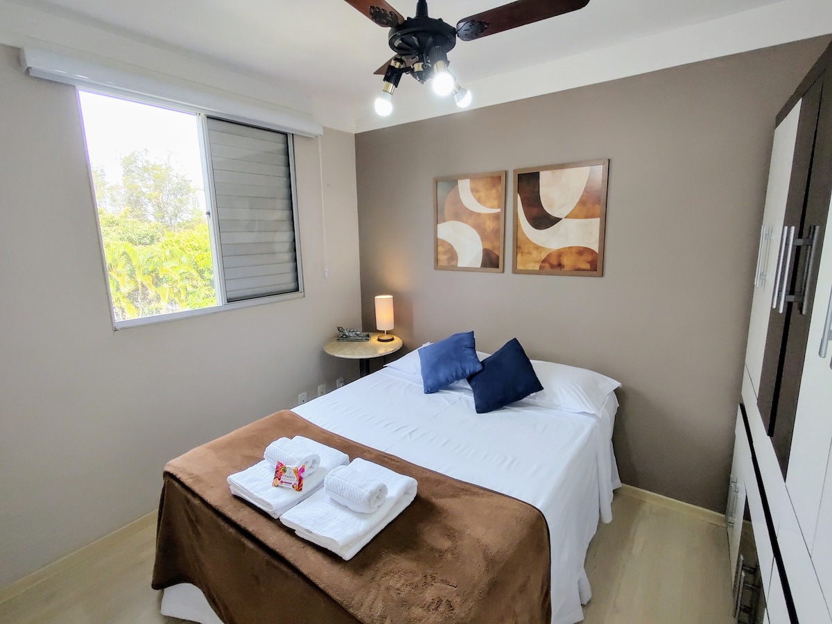 غرفة نوم مع سرير مزدوج ومرتبة ذات زنبرك