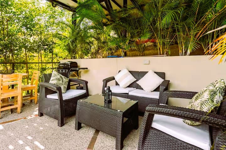 Sala cómoda de cuatro puestos, Mesa de centro, Jacuzzi con agua caliente, hidromasaje, Parasol, Iluminación principal, Luces decorativas en la baranda 
Un espacio diseñado para el descanso, la relajación y el disfrute de una experiencia confortable.