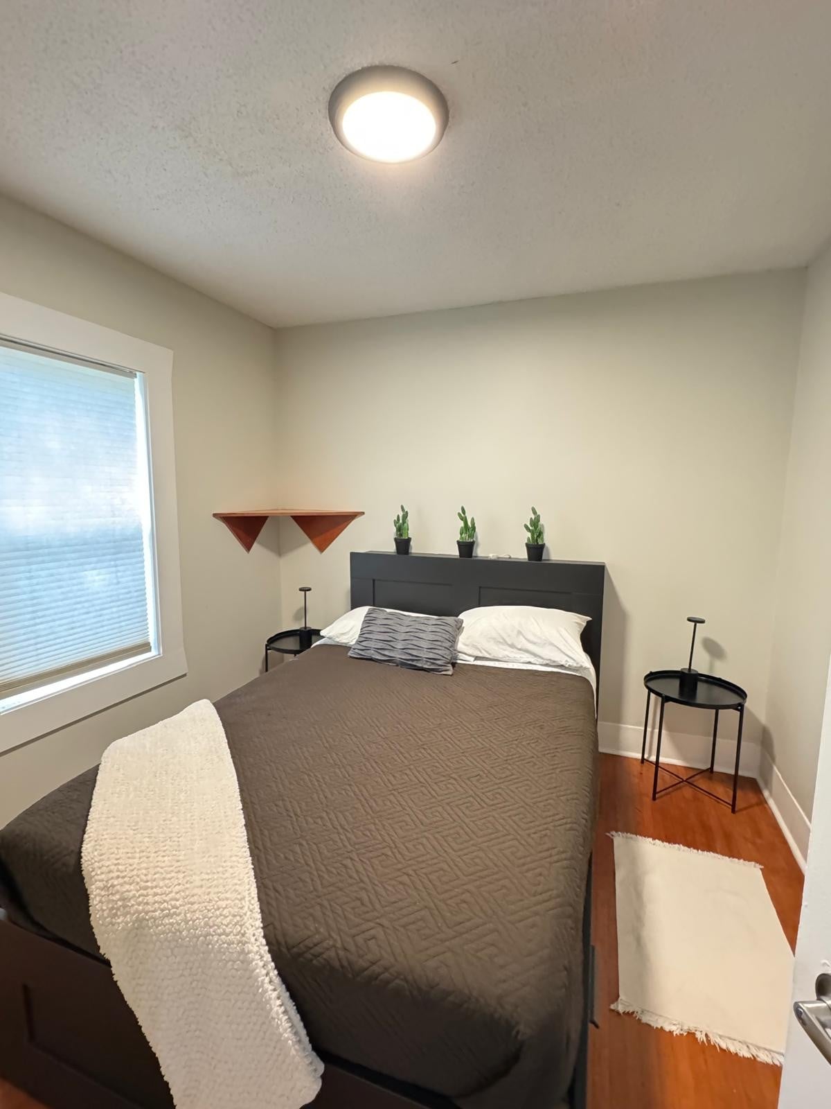 חדר שינה ראשי עם מיטה זוגית, נקי מאוד ולא עמוס.