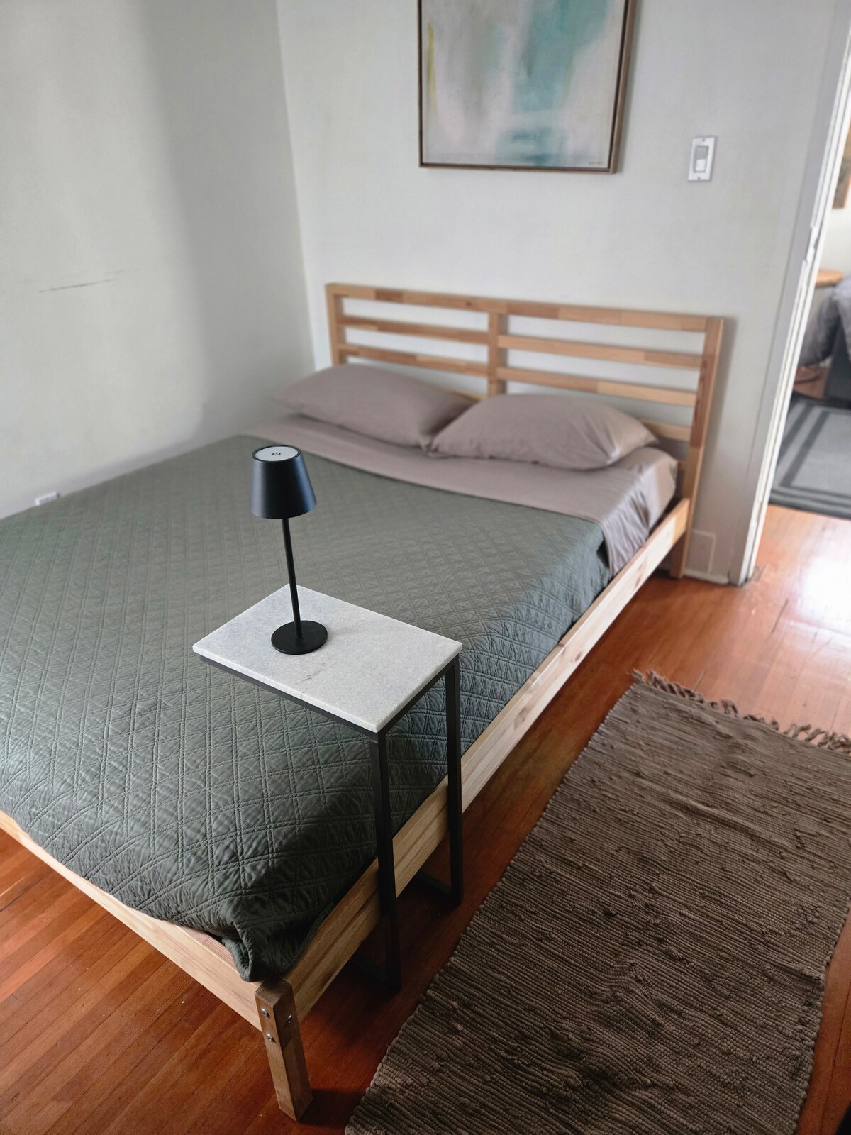 חדר שינה מס '2, קומה ראשית, מיטה זוגית, חלון הפונה מערבה.